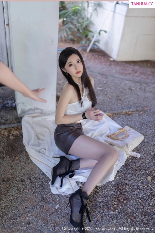 鱼子酱fish  [XiuRen]高清写真图 2023.12.29 No.7888 鱼子酱Fish 短裙美腿第28张图片